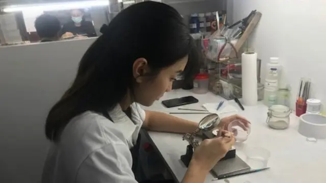 Mặc dù Royal Insignia đã đầu tư vào tự động hóa nhưng hầu hết các sản phẩm quý của họ đều được làm thủ công một cách tỉ mỉ.