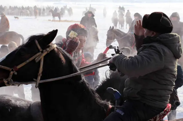 Улакчы байгеге акча алып жаткан учуру.