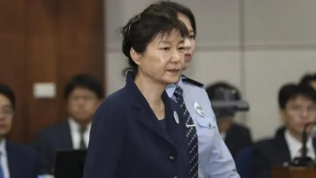 뇌물혐의 등으로 구속 기소된 박근혜 전 대통령이 2017년 5월 23일 오전 서울 서초동 서울중앙지방법원417호 형사대법정에서 열린 첫 정식재판에 출석하고 있다