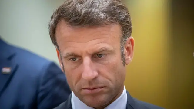 Emmanuel Macron com feição séria 