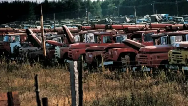 Чернобль. Төртүнчү энергоблокту өчүрүүгө тартылган техникалардын “көрүстөнү”. Уулуу нур сиңип калгандыктан пайдаланууга жараксыз...