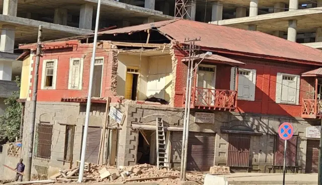 ይህ ሕንጻ የኢትዮጵያ የመጀመሪያው ዘመናዊ ዶክተር የሆኑት የሐኪም ወርቅነህ መኖሪያ ነበር።