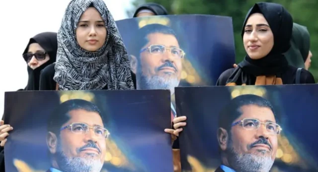 মিশরের সাবেক প্রেসিডেন্ট মোহাম্মদ মোরসির গায়েবি জানাজায় তার ছবি নিয়ে অনেকে অংশগ্রহণ করেন