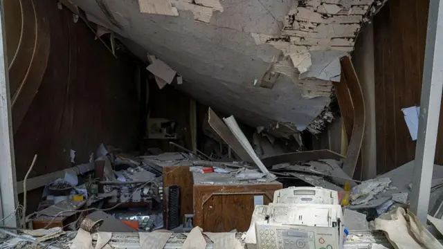 تجهیزات اداری تخریب شده در میان ویرانیهای زندان اوین پس از حمله هوایی اسرائیل در روز دوم تیر ماه