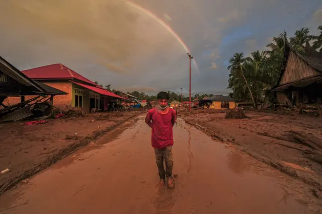 Seorang warga berjalan di lokasi terdampak banjir bandang, Jorong Kayu Pasak, Nagari Salareh Aia, Palembayan, Agam, Sumatera Barat, Kamis (4/12/2025).