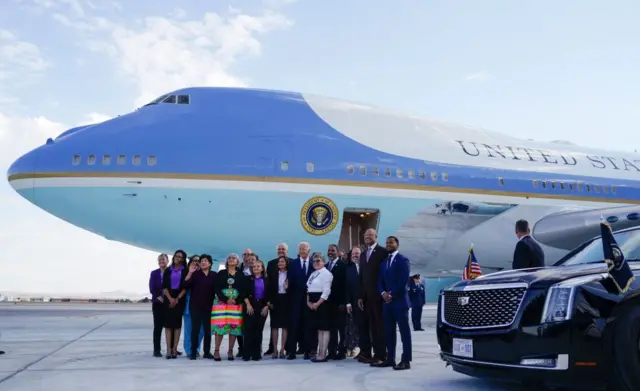 Pirezidaant Baayidaniifi namoota isa waliin turan