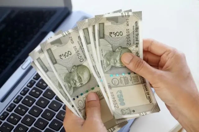 લોન લેતી વખતે બૅન્કો વીમો લેવાનું દબાણ કરતી હોય તો આ નિયમો ધ્યાનમાં રાખો બીબીસી ગુજરાતી ગુજરાત ન્યૂઝ સમાચાર ગુજરાતીમાં સમાચાર પૈસા રૂપિયા પર્સનલ ફાયનાન્સ 