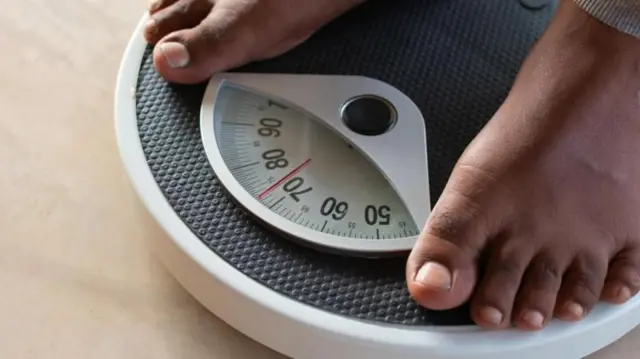 वजन कमी करताना, शरीराला आवश्यक पोषक घटक मिळतील याची काळजी घेतली पाहिजे