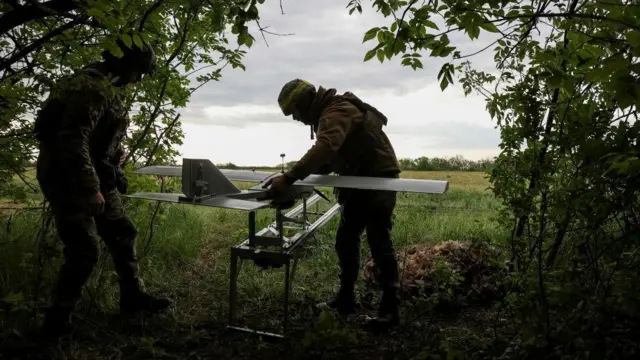 Военнослужащие 15-й бригады оперативного назначения «Кара-Даг» Национальной гвардии Украины готовят ударный беспилотник «Дартс» к полету над позициями российских войск на фоне нападения России на Украину, недалеко от Купянска Харьковской области, Украина, 11 мая 2025 года.