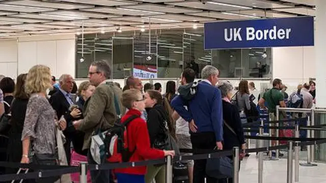 تصویر یکی از فرودگاه‌های لندن. تصویر تجمع مسافران را داخل سالن فرودگاه نشان می‌دهد. 