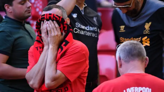 Ось так фанати "Ліверпуля" спостерігали за грою біля ліверпульського стадіону "Енфілд"