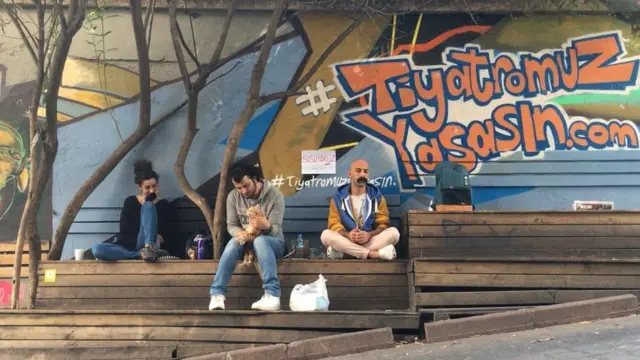 Tiyatrocular Deniz Elmas, Ulaş Kaya ve Cenk Dost Verdi, Kadıköy'de 'Susuyoruz' eylemi yaptı.
