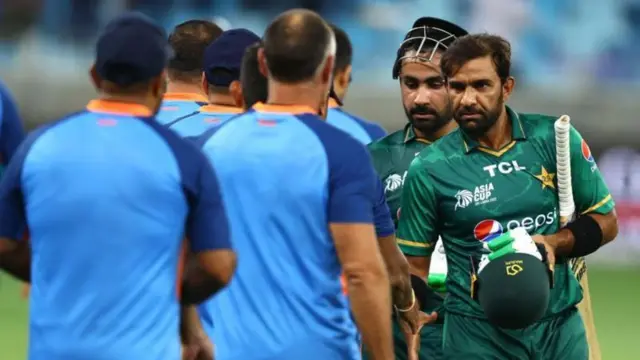 भारतीय क्रिकेट टीम के स्टाफ़ के साथ पाकिस्तानी क्रिकेटर