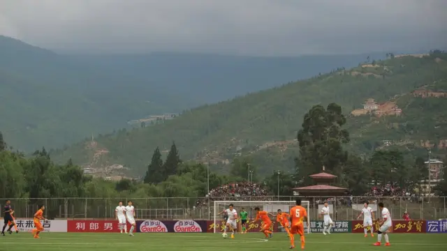 থিম্পুতে ভুটানের জাতীয় ফুটবল দল চীনের বিরুদ্ধে ফিফা বিশ্বকাপের যোগ্যতা নির্ধারণী ম্যাচ খেলছে। জুন, ২০১৫