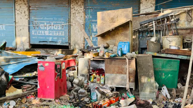 मिरा रोड येथील नया नगर भागातील अतिक्रमण पालिकेकडून हटवण्यात आलं. बुलडोझरच्या सहाय्याने हे अतिक्रमण हटवलं गेलं. 