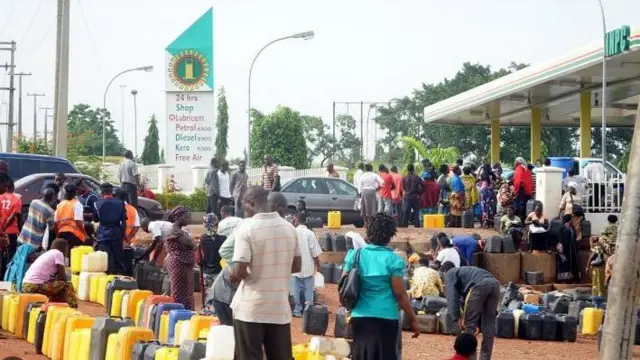 Awọn eeyan to sile epo lati ra epo