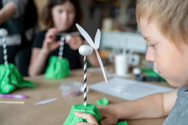 এস্তোনিয়ার কিন্ডারগার্টেনগুলোতে গেম-ভিত্তিক শিক্ষা দেওয়া হয়।