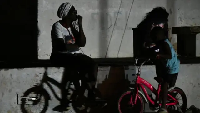 La gente espera en la calle durante la tercera noche de apagón nacional en La Habana el 20 de octubre de 2024