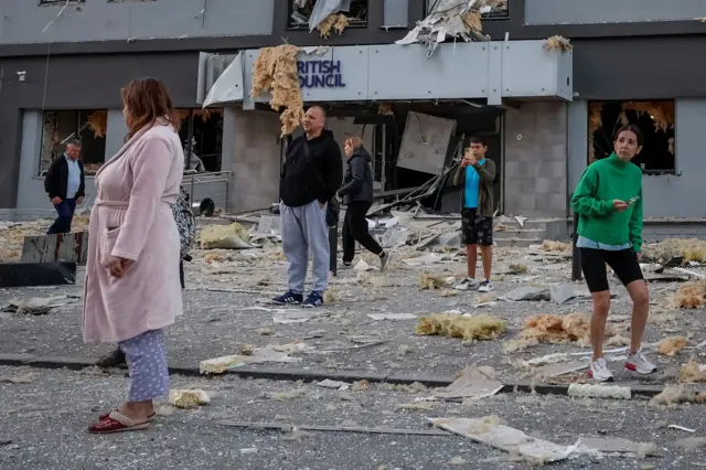 ruski napad na kijev, ljudi stoje na ulici posle ruskog napada na kijev