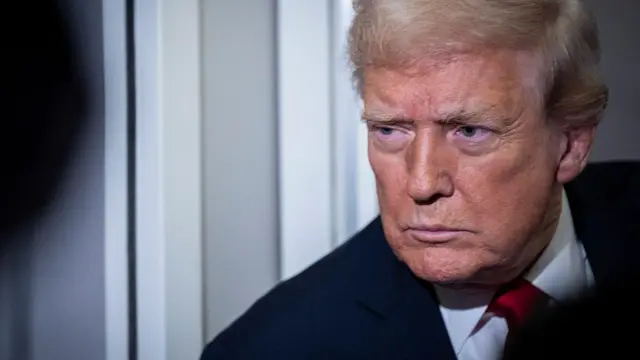 Na foto, Donald Trump está olhando para fora do quadro, para a esquerda