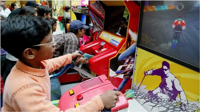 వీడియో గేమ్ ఆడుతున్న పిల్లాడు