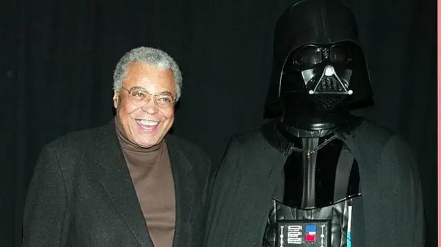 Muere Star Wars: muere James Earl Jones, el actor que le dio su icónica voz al personaje de Darth Vader - BBC News Mundo