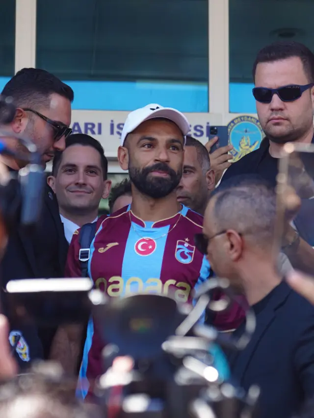 Salah, Atatürk Havalimanı'nda beraberindeki görevlilerle birlikte Atatürk Havalimanı'na iniyor.
