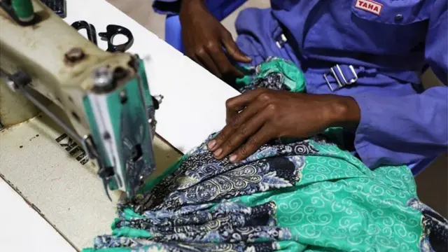 সেলাই কাজের প্রশিক্ষণ দেয়া হচ্ছে ক্যাম্পে