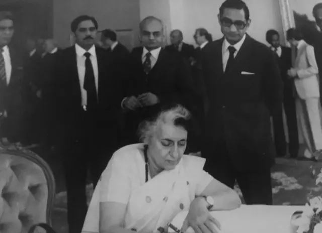 इंदिरा गांधी के पीछे खड़े हैं के पी माथुर