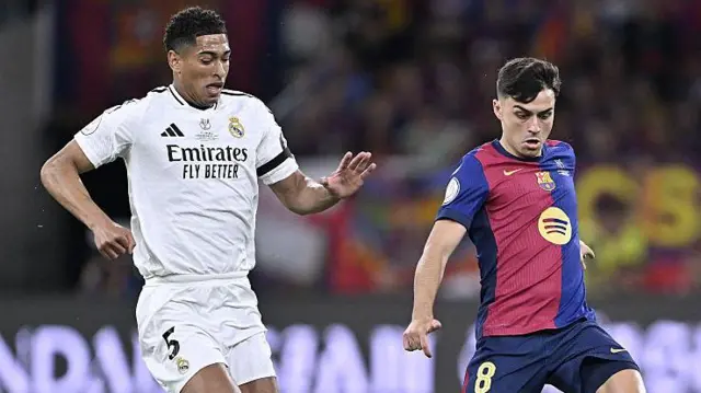 بيدري لاعب برشلونة وجود بيلينغهام لاعب ريال مدريد
