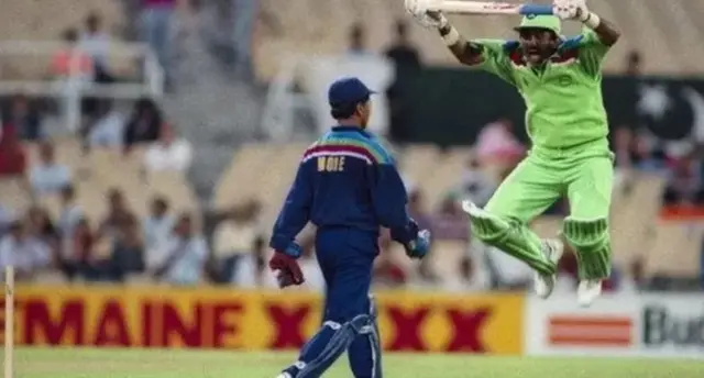 मोरे की कैच अपील की मियांदाद ने नकल की.