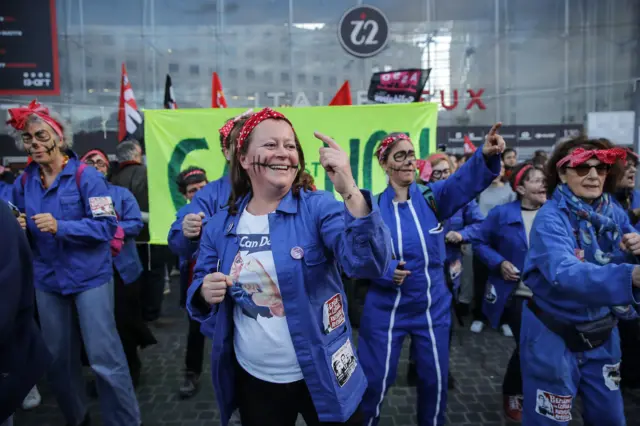 протестующие