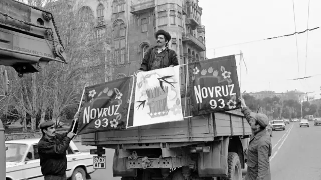 Novruz bayramı ərəfəsi Bakı şəhərinin küçələri (18 mart 1993).