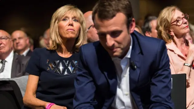 竞选 集会上的马克龙夫妇