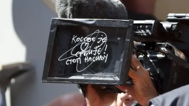 Djokovic, de 36 años, escribió "Kosovo es el corazón de Serbia. Paren la violencia" después de su victoria el lunes en la primera ronda del Grand Slam francés.