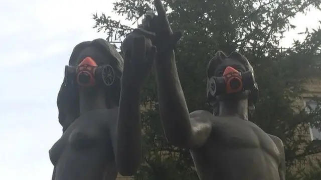 Памятники в респираторах