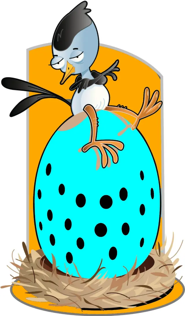 Pájaro sobre huevo enorme azul con puntos negros