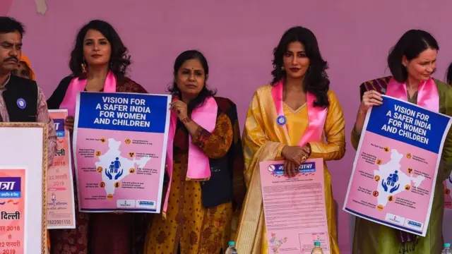 నిరసన తెలుపుతున్న నటీమణులుఅ