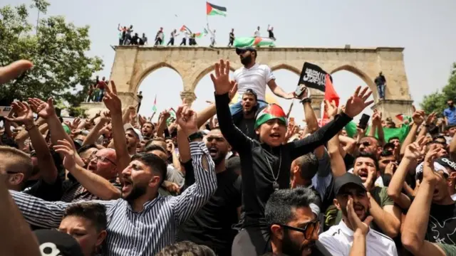 Warga Palestina protes di kompleks Masjid al-Aqsa.