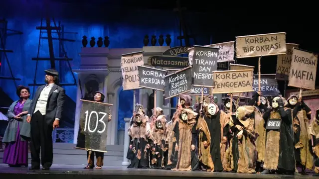 Bos pengemis, Natasasmita Picum (Budi Ros) bersama istrinya, Amalia Picum (Netta Kusumah Dewi), dan Plit (Julung Zulfi) dalam salah satu adegan di Opera Ikan Asin.