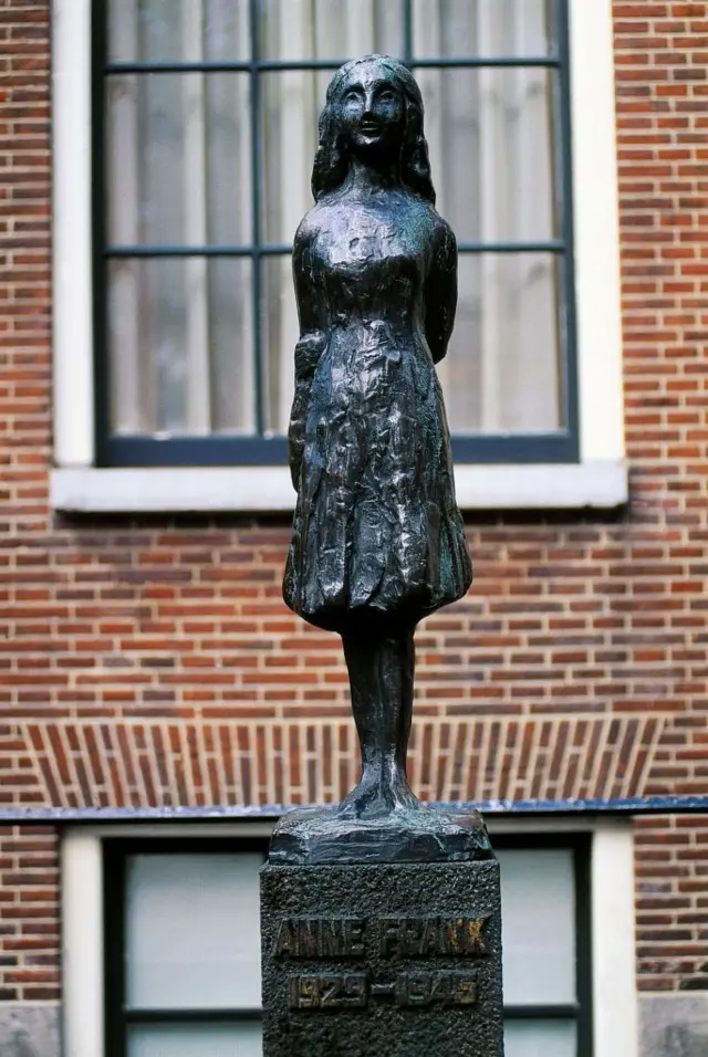 Un monumento a Ana Frank en Prinsengracht 263, en Ámsterdam, Países Bajos.