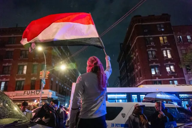 पुलिस की कार्रवाई के बाद कुछ स्टूडेंट्स गिरफ़्तार किए प्रदर्शनकारियों के समर्थन में दिखे