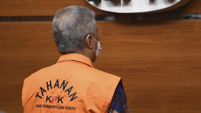 Hakim Agung Mahkamah Agung (MA) Sudrajad Dimyati (kiri) saat dihadirkan dalam konferensi pers di Gedung Merah Putih, KPK, Jakarta, Jumat (23/9/2022).