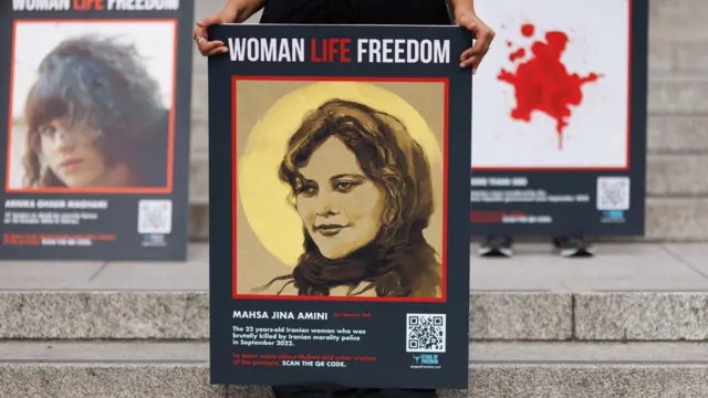 Protestocular, Kürt kadın Mahsa Amini'nin ölüm yıldönümü öncesi Londra sokaklarında onun portrelerini taşıdı.