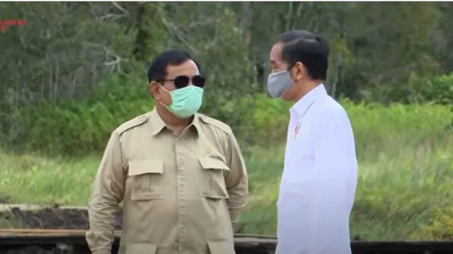 Presiden Joko Widodo dan Menteri Pertahanan meninjau lokasi food estate di Kapuas pada 9 Juli 2020. 