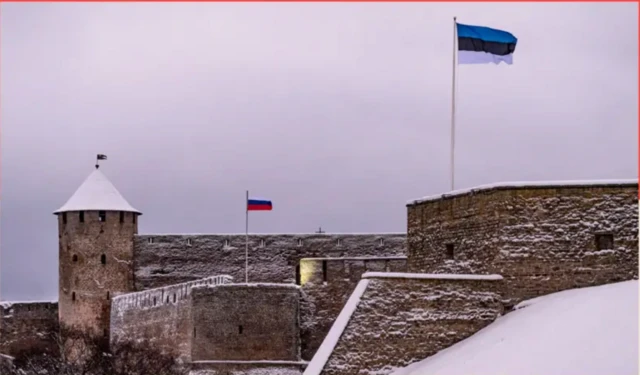 Estonya ve Rusya bayrakları bir kale gibi yapının üzerinde birbirlerine yakın dalgalanıyor