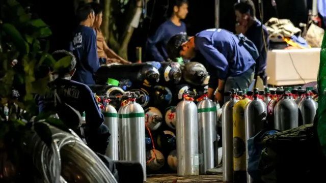 เร่งขนออกซิเจนเข้าถ้ำ