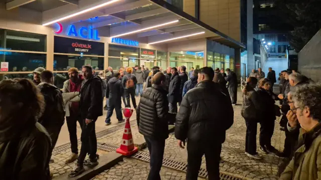 Sırrı Süreyya Önder'in tedavi gördüğü hastanenin önünde büyük bir kalabalık var.