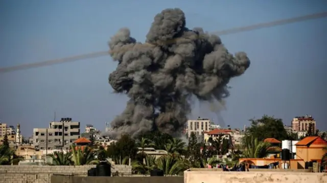 ગાઝામાં ઇઝરાયલ દ્વારા કરવામાં આવેલા હવાઈહુમલાની તસવીર 
