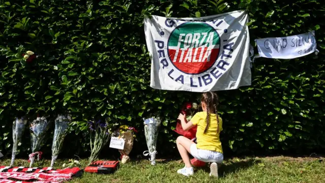 У виллы Берлускони в окрестностях Милана возник стихийный мемориал